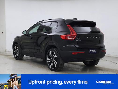 2024 Volvo XC40 B5 Ultimate Dark Theme