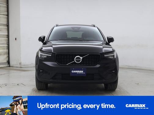 2024 Volvo XC40 B5 Ultimate Dark Theme