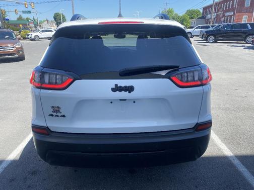 Bright White Clearcoat 2023 Jeep Cherokee Altitude Lux
