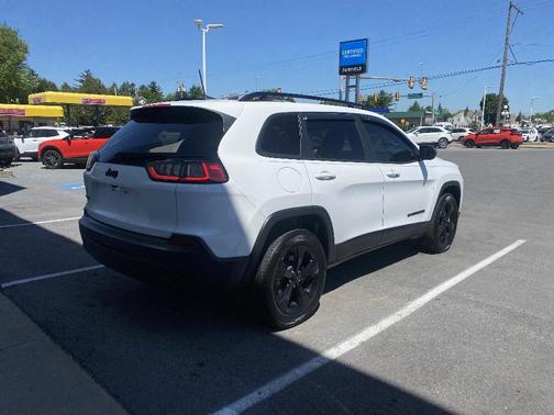 Bright White Clearcoat 2023 Jeep Cherokee Altitude Lux