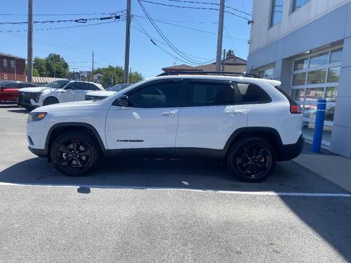 Bright White Clearcoat 2023 Jeep Cherokee Altitude Lux