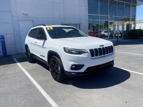 Bright White Clearcoat 2023 Jeep Cherokee Altitude Lux