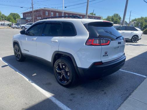 Bright White Clearcoat 2023 Jeep Cherokee Altitude Lux