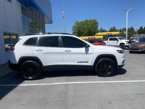 Bright White Clearcoat 2023 Jeep Cherokee Altitude Lux