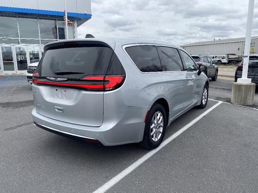 2024 Chrysler Pacifica Touring-L