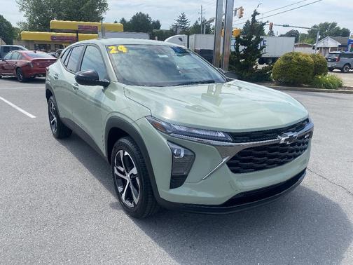 Green 2024 Chevrolet Trax 1RS