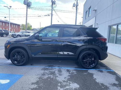 Mosaic Black Metallic 2026 Chevrolet Trailblazer LT