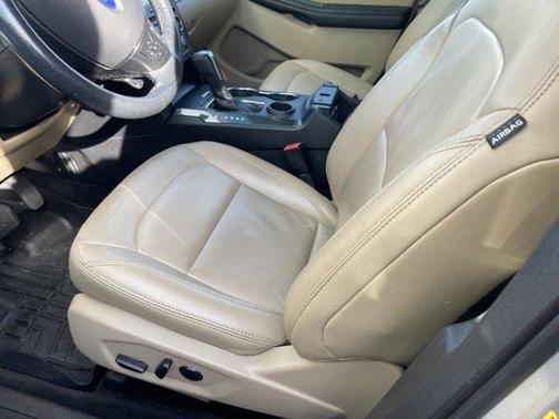 Photo 2 of 4 of 2016 Ford Explorer XLT