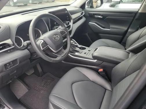 2025 Toyota Highlander LE
