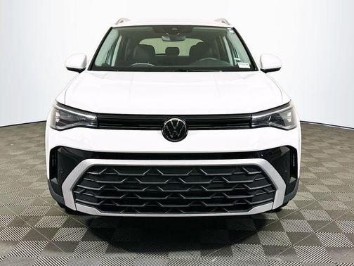 Pure White 2025 Volkswagen Taos 1.5T SE