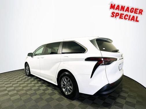 2023 Toyota Sienna LE