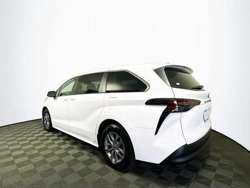 2023 Toyota Sienna LE