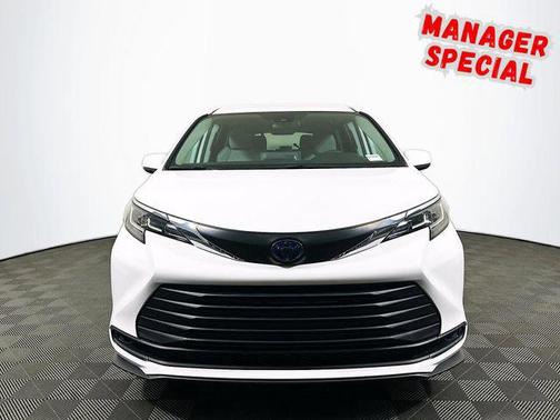 2023 Toyota Sienna LE
