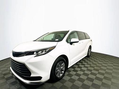 2023 Toyota Sienna LE