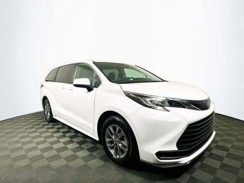 2023 Toyota Sienna LE