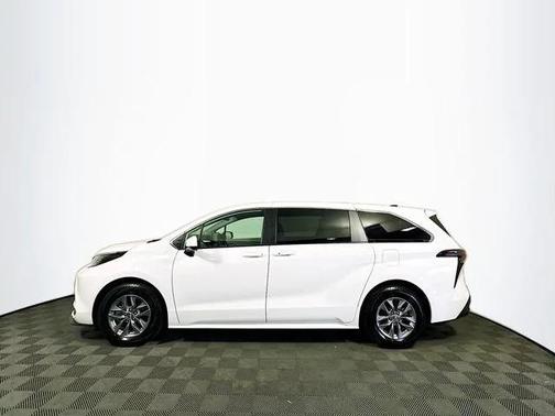 2023 Toyota Sienna LE