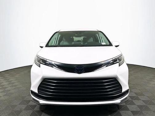 2023 Toyota Sienna LE