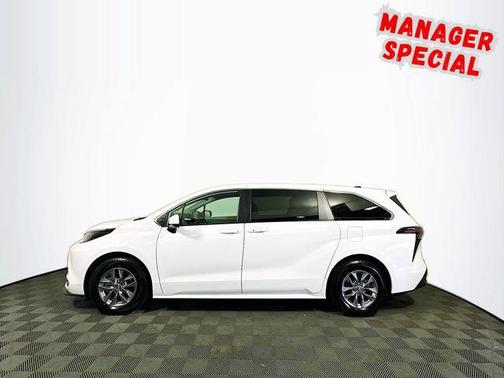 2023 Toyota Sienna LE