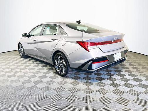 Fluid Metal 2025 Hyundai ELANTRA SEL