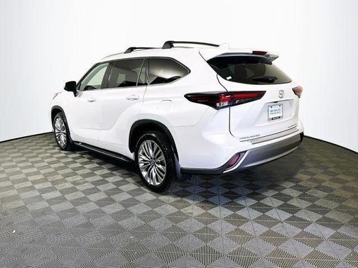 Wind Chill Pearl 2024 Toyota Highlander Platinum