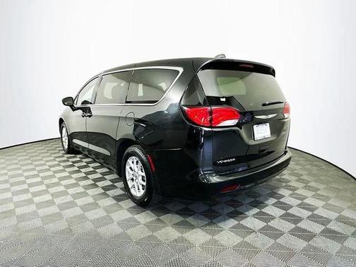 2022 Chrysler Voyager LX