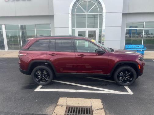 2025 Jeep Grand Cherokee Laredo