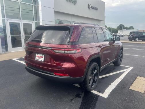 2025 Jeep Grand Cherokee Laredo