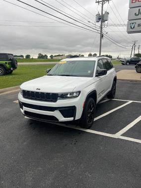 Bright White Clearcoat 2026 Jeep Grand Cherokee Laredo