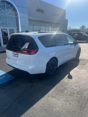 2026 Chrysler Pacifica Select