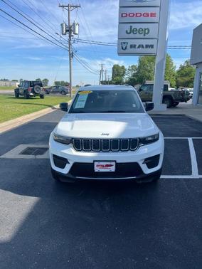 White 2024 Jeep Grand Cherokee Laredo
