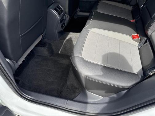 Pure White 2023 Volkswagen Taos 1.5T SE
