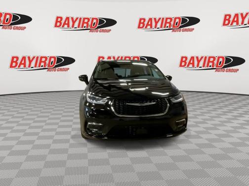 Brilliant Black Crystal Pearlcoat 2024 Chrysler Pacifica Touring-L