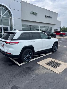 Bright White Clearcoat 2026 Jeep Grand Cherokee Limited