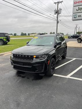 Diamond Black 2026 Jeep Grand Cherokee Laredo