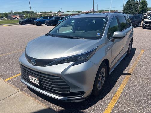 Celestial Silver Metallic 2025 Toyota Sienna XLE