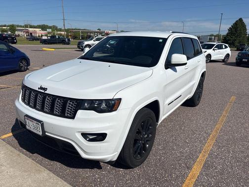 Bright White Clearcoat 2021 Jeep Grand Cherokee Laredo SUV