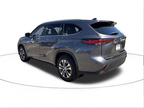 Magnetic Gray Metallic 2021 Toyota Highlander Hybrid XLE