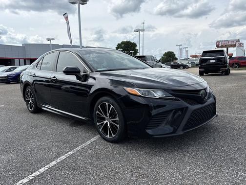 Midnight Black Metallic 2020 Toyota Camry SE