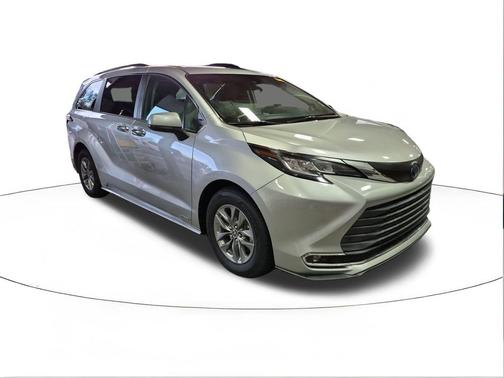 2021 Toyota Sienna XLE 8 Passenger