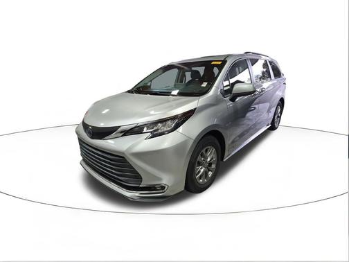 2021 Toyota Sienna XLE 8 Passenger