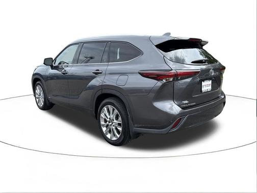 Magnetic Gray Metallic 2024 Toyota Highlander Hybrid Limited
