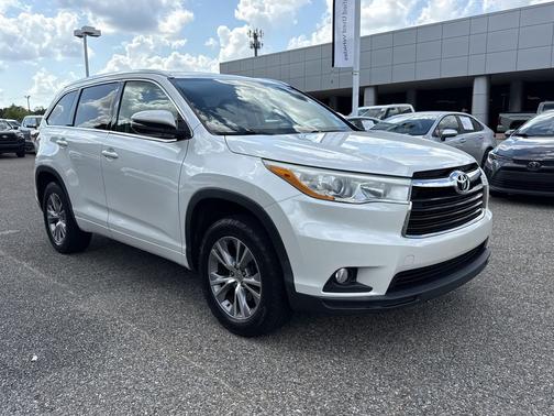 White 2014 Toyota Highlander XLE