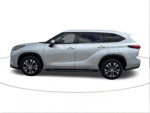 Celestial Silver Metallic 2022 Toyota Highlander XLE