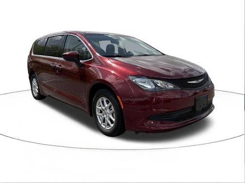 Velvet Red Pearlcoat 2023 Chrysler Voyager LX