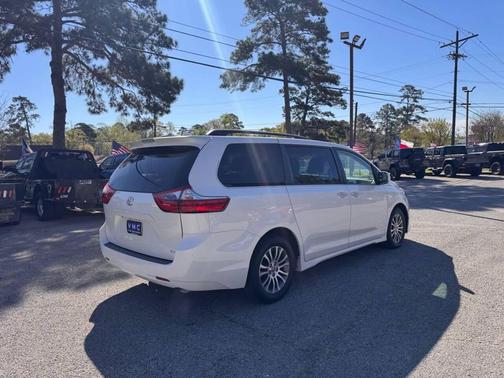 2020 Toyota Sienna XLE