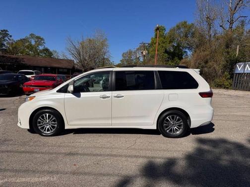 2020 Toyota Sienna XLE