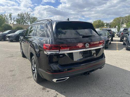 Deep Black Pearl 2024 Volkswagen Atlas 2.0T SE w/Technology 4MOTION