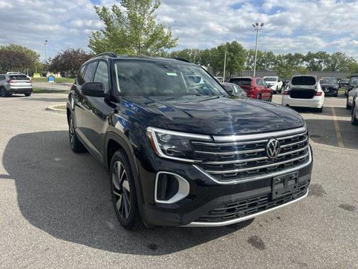 Deep Black Pearl 2024 Volkswagen Atlas 2.0T SE w/Technology 4MOTION