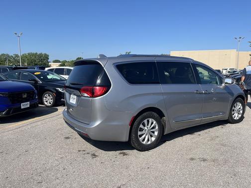 Billet Silver Metallic Clearcoat 2018 Chrysler Pacifica Touring-L Plus