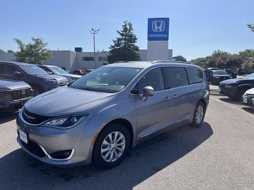 Billet Silver Metallic Clearcoat 2018 Chrysler Pacifica Touring-L Plus